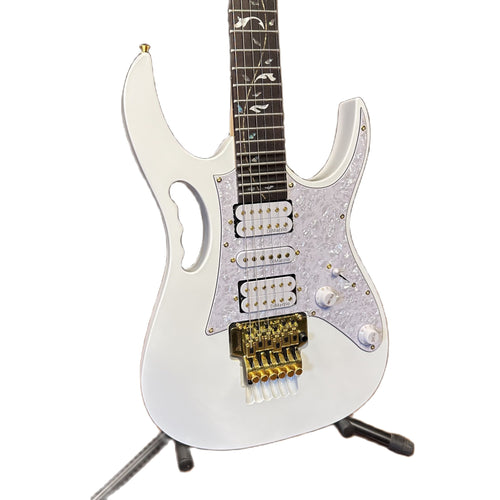 White Famous master level 7V electric guitar, quality vibrato system,